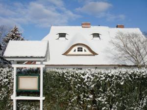 普雷罗Maisonette zum Weststrand的山 ⁇ 顶部有雪盖的房屋