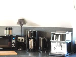 普雷罗Maisonette zum Weststrand的厨房柜台配有咖啡设施和咖啡设施。