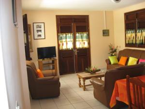 圣安娜Cap soleil的客厅配有两张沙发和一台电视机