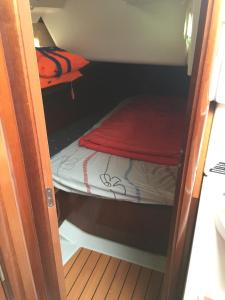 卡列罗港Puerto Calero Boat的小房间,内有一张小床