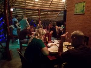 坦加拉Star Light Cabanas & Restaurant的一群坐在餐厅桌子上的人