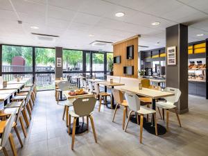 B&B HOTEL Marne-La-Vallée Torcy餐厅或其他用餐的地方