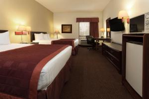 梅森梅森贝蒙特套房汽车旅馆的酒店客房设有两张床和一台平面电视。