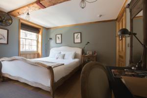 伦敦牧羊旅馆的卧室配有白色的床和窗户。