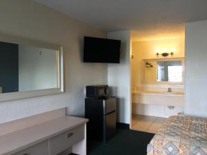 基西米Riviera Motel的小型酒店客房设有床和浴室。