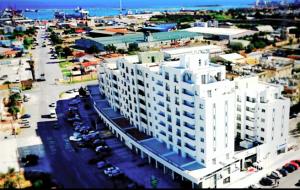 法马古斯塔港景酒店的享有白色公寓大楼的空中景致
