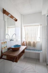 阿雷贝贝阿尔法泽玛文化住宿加早餐旅馆的一间带木制水槽和镜子的浴室