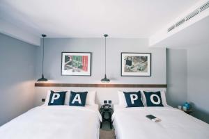 高雄帕铂舍旅的配有2张床的白色和蓝色墙壁客房