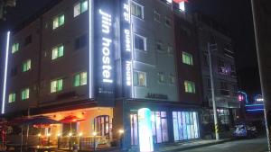 丽水市金碧尔旅馆的一座建筑物,晚上在建筑物的一侧有标志