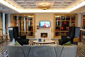 香港木的地酒店 – 中环的带沙发和壁炉的客厅