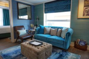 香港木的地酒店 – 中环的客厅配有蓝色的沙发和椅子