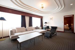 鱼津格朗米蕾奇酒店的客厅配有沙发和桌子