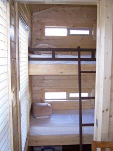 克罗弗戴尔Russian River Camping Resort Cottage 7的小屋内带两张双层床的桑拿浴室