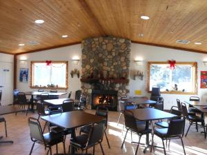 Descanso欧克扎尼塔温泉营地3号度假屋的一间带桌椅和壁炉的餐厅