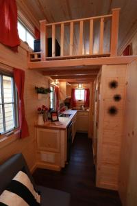 卡顿伍德Verde Valley Tiny House 18的一间小房子,设有厨房和阁楼