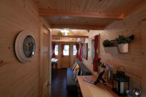 卡顿伍德Verde Valley Tiny House 18的一间小房子的客厅,里面设有木墙