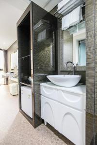 西归浦市阿英斯酒店的一间带水槽和镜子的浴室