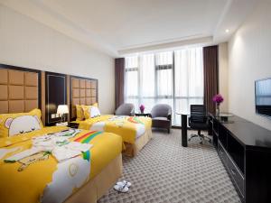 顺义北京临空假日酒店的酒店客房设有两张床和一台平面电视。
