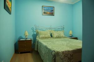 维拉·雷阿尔·德·桑托亚Our Little House的一间蓝色卧室,配有床和2个床头柜
