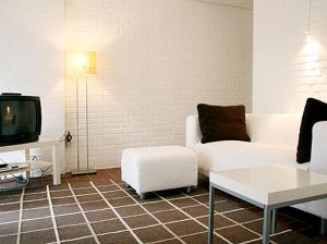 汉堡汉堡西区公寓的客厅配有白色沙发和电视