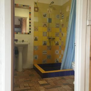 Lajes das FloresHouse with Forest View的带淋浴、水槽和卫生间的浴室