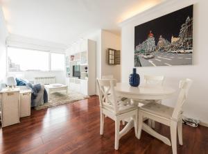 马德里General Peron Picasso的厨房以及带桌椅的起居室。