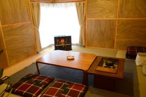 上田市赛诺苏旅舍的一个带桌子和沙发的小客厅