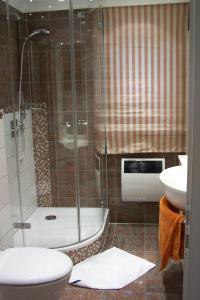 库克斯港Marina 38-2的带淋浴、卫生间和盥洗盆的浴室