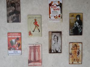 坤西育府太妃之家度假村的墙上有一堆旧照片