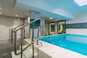 Nemea Appart Hotel Quai Victor Tours Centre内部或周边的泳池