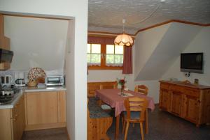 Arriach兰诺霍夫公寓的厨房以及带桌椅的用餐室。