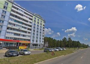 安加尔斯克Apartments 29 micro-district的停车场,停车场停在大楼前