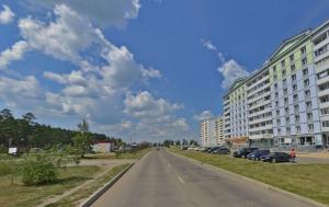 安加尔斯克Apartments 29 micro-district的城市中一条空的街道,有建筑