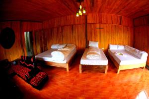 萨帕PO民宿的一间设有两张床和一张沙发的房间