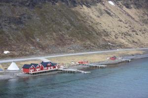 霍宁斯沃格Sarnes Seaside Cabins的水面上一排房子