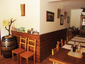 维勒塔巴雷亚Da Nonna Li Rooms and Breakfast的一间带桌子和酒桶的用餐室