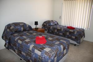 阿马代尔陡坡百富度假屋的一间卧室配有一张床、一张沙发和一把椅子