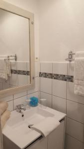 圣拉斐尔Hôtel Auberge Provençale的白色的浴室设有水槽和镜子