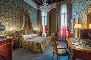 威尼斯安提克庞特酒店的酒店客房配有一张床、一张书桌和一张书桌。
