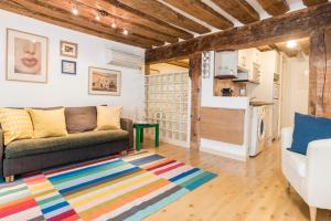 马德里BNBHolder Rustic & Colorful SOL的带沙发的客厅和厨房