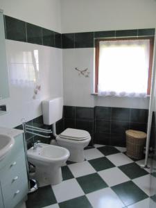 艾马维尔Appartamento Le Jardin CIR VDA Aymavilles 0009的一间带卫生间和水槽的浴室
