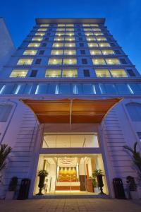 科伦坡科伦坡桔子酒店的一座高大的建筑,前面有楼梯