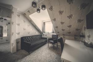 绿山城Pokoje gościnne Truskawkowa 1a的客厅配有沙发和椅子