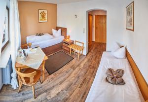 奥芬堡拉迈斯维尔霍夫酒店的酒店客房设有两张床和一张桌子。