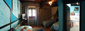 托尔纳瓦卡斯Antigua Posada, Valle del Jerte的客房设有带一张床和镜子的卧室