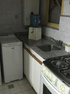 科尔多瓦Departamento en Nueva Cordoba的一间带水槽和炉灶的小厨房