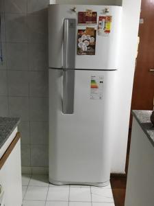 科尔多瓦Departamento en Nueva Cordoba的厨房配有白色冰箱。