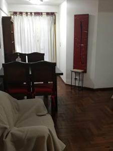 科尔多瓦Departamento en Nueva Cordoba的客厅配有床、桌子和窗户