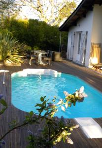 安德诺莱斯贝恩Villa Mogador Piscine et Balnéo的木制甲板上的蓝色小游泳池
