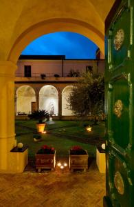 莫内利亚阿巴迪亚圣乔治酒店的庭院中两盆花拱门